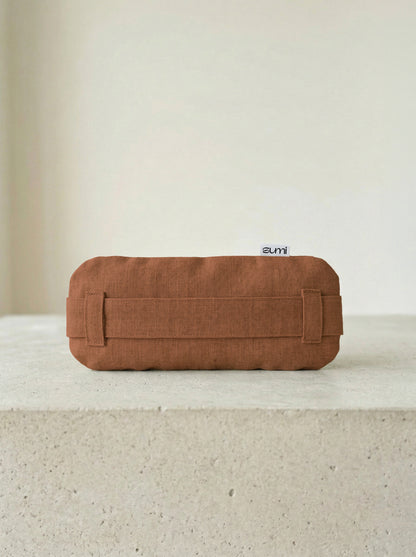 SUMI Terracotta - poduszka na oczy szyta w polskiej pracowni, 100% len Oeko-Tex, wypełnienie różową solą kłodawską